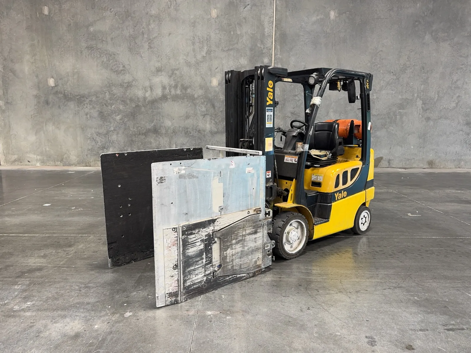 2011 Yale 5000lb Capacity Propane Forklift With Cascade Clamp Attachment