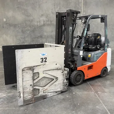 2011-toyota-4000lb-propane-forklift-with-cascade-clamp-attachment-mruztv74