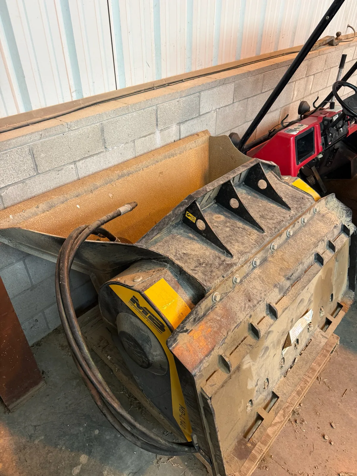 2017 MB L140 Crusher Bucket With Mounting Bracket And Hydraulic Hoses