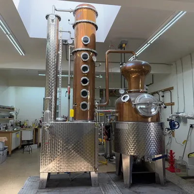 2011-arnold-holstein-200l-swan-neck-pot-still-with-4-bubble-column-and-catalyst-ms98w479